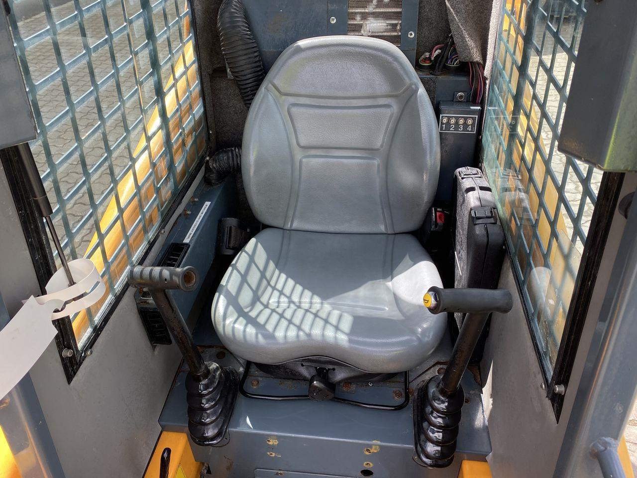 Mustang SL2012 - Skid steer loader: picture 3 Mustang SL2012 - Skid steer loader: picture 3