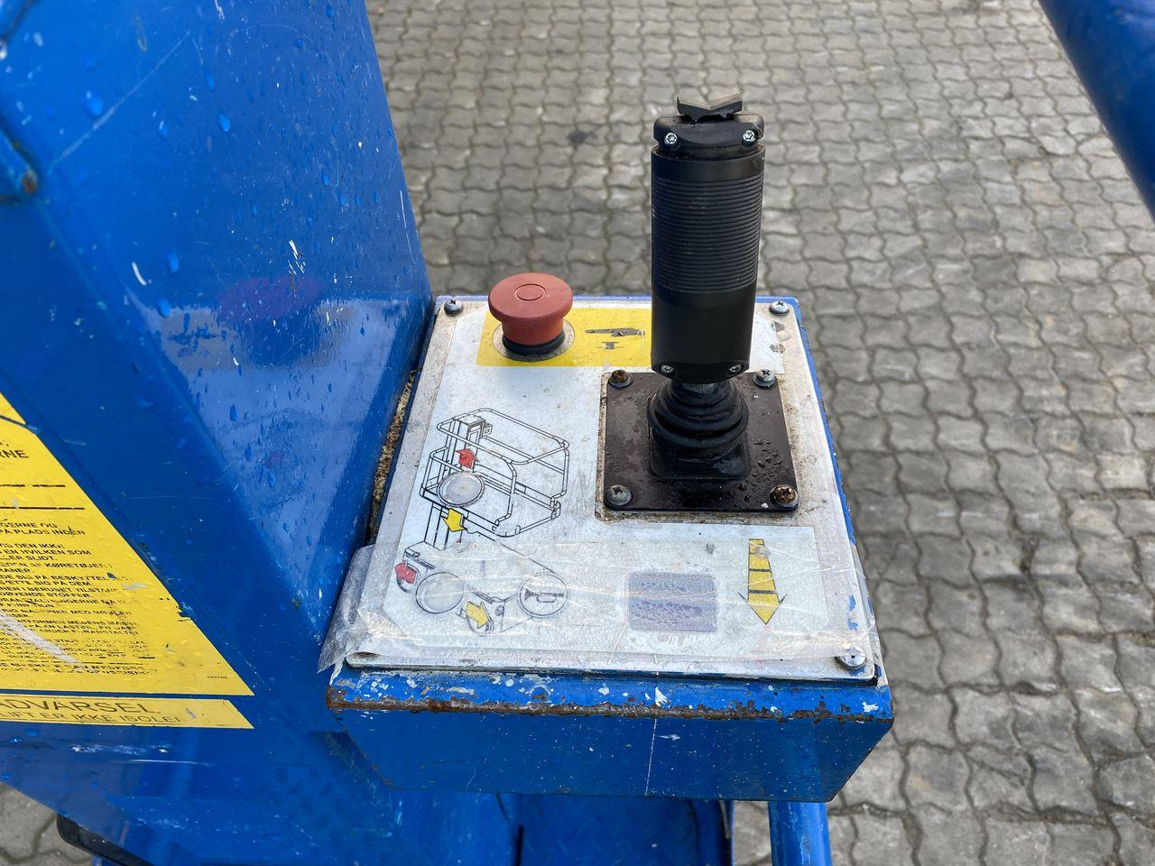 Snorkel TM12 - Vertical mast lift: picture 3 Snorkel TM12 - Vertical mast lift: picture 3