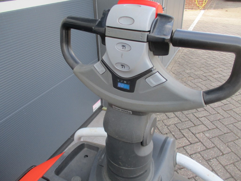 Pallet truck BT LPE 200: picture 7