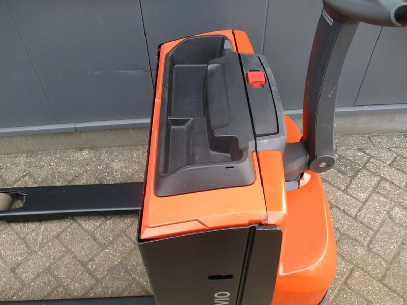 Pallet truck BT LWE 160: picture 6
