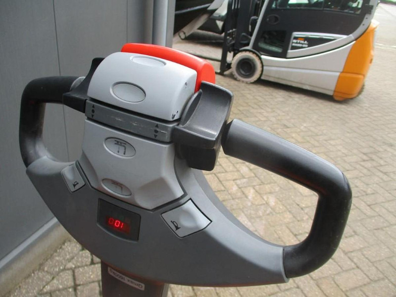 Pallet truck BT LWE 160: picture 8