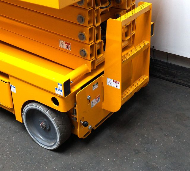 Haulotte Compact 12 - Scissor lift: picture 4 Haulotte Compact 12 - Scissor lift: picture 4