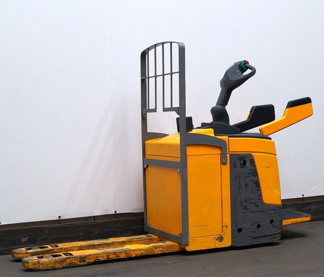 Pallet truck Jungheinrich ERE225: picture 1