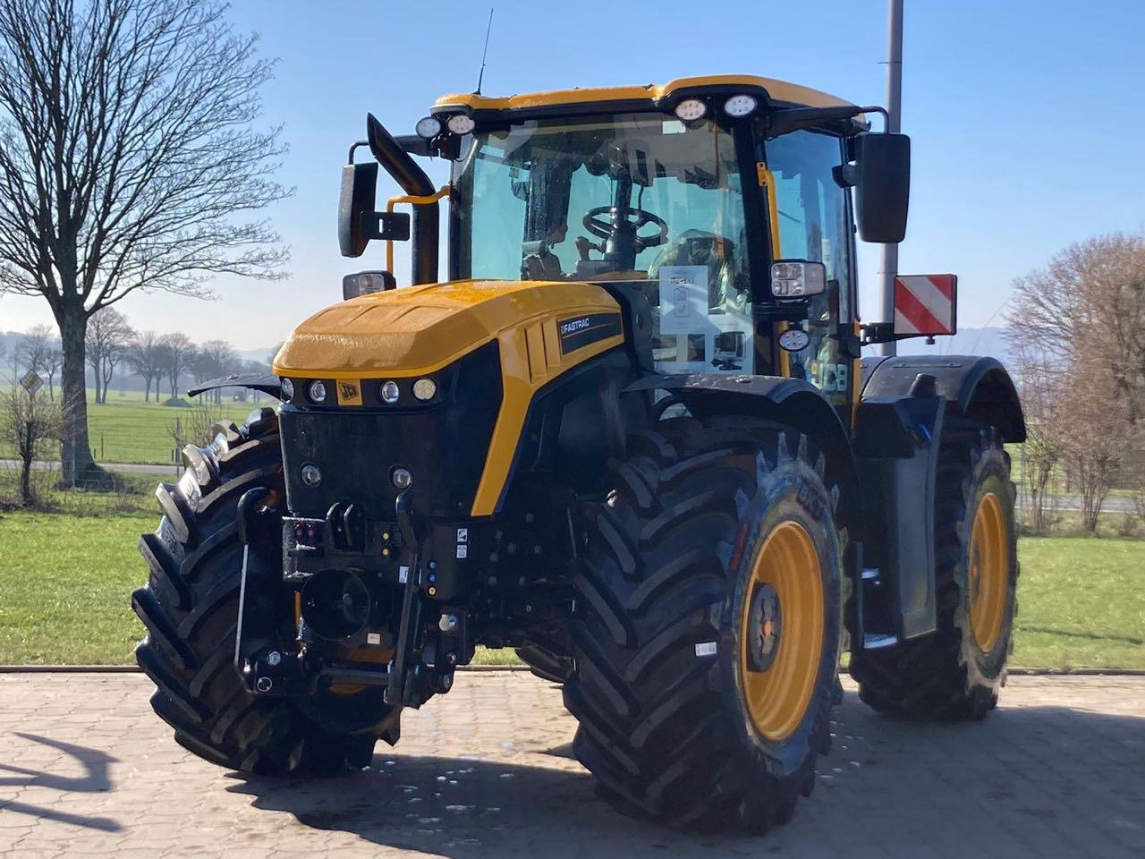 Farm tractor JCB Fastrac 4220 iCON: picture 1