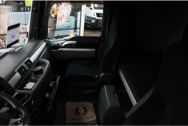 Tractor unit MAN TGX 18.440 + euro 6 + double tank + spoiler: picture 15 Tractor unit MAN TGX 18.440 + euro 6 + double tank + spoiler: picture 15