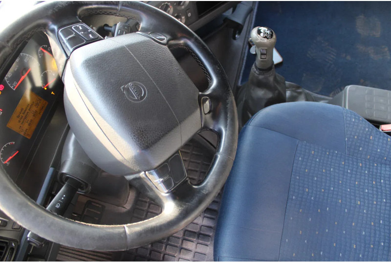 Interior photo 1: Tractor unit Volvo FH 12.440 + xl cab + manual + EURO 5