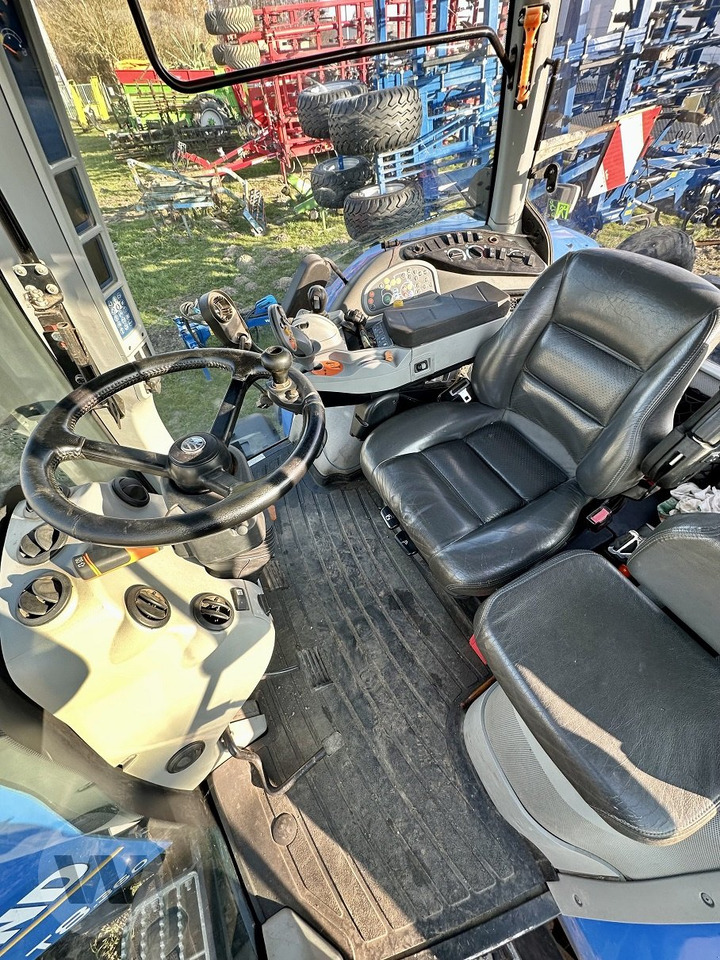 Farm tractor New Holland T 8.360: picture 8