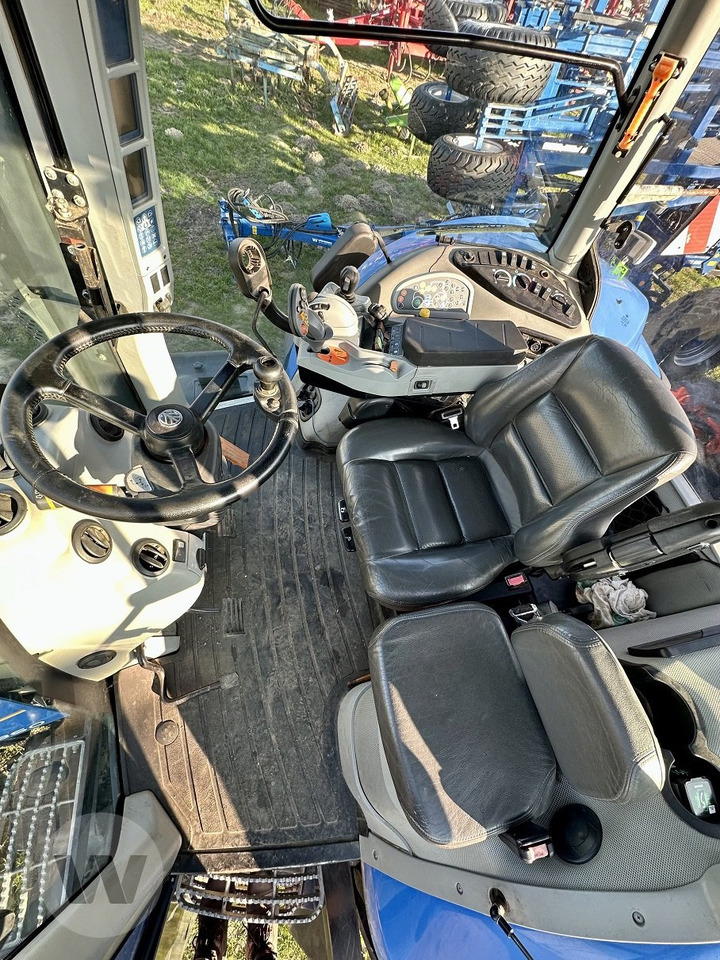 Farm tractor New Holland T 8.360: picture 7