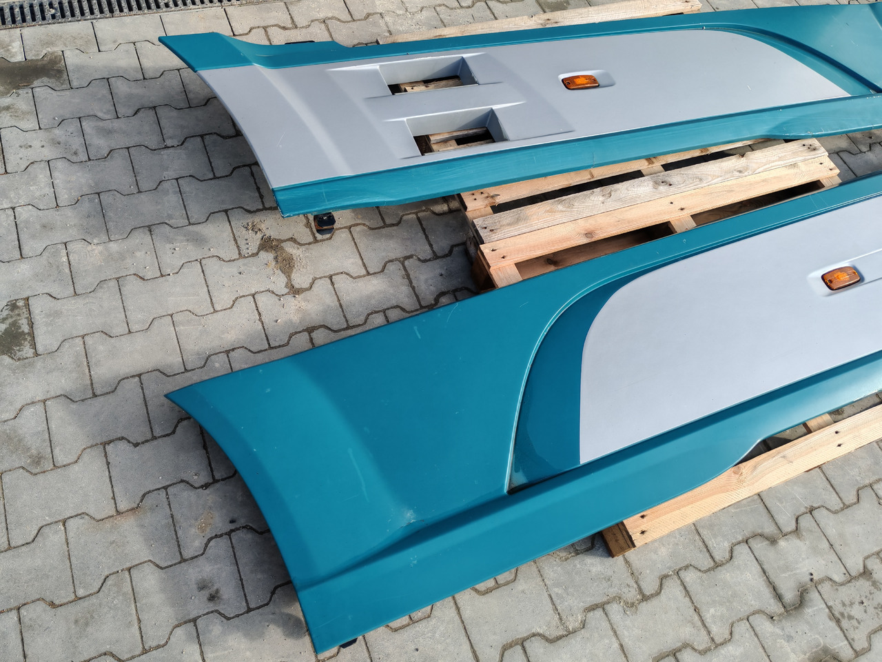 DAF XF106 EURO 6 / SIDE SPOILERS SET - Aerodynamics/ Spoiler: picture 3 DAF XF106 EURO 6 / SIDE SPOILERS SET - Aerodynamics/ Spoiler: picture 3