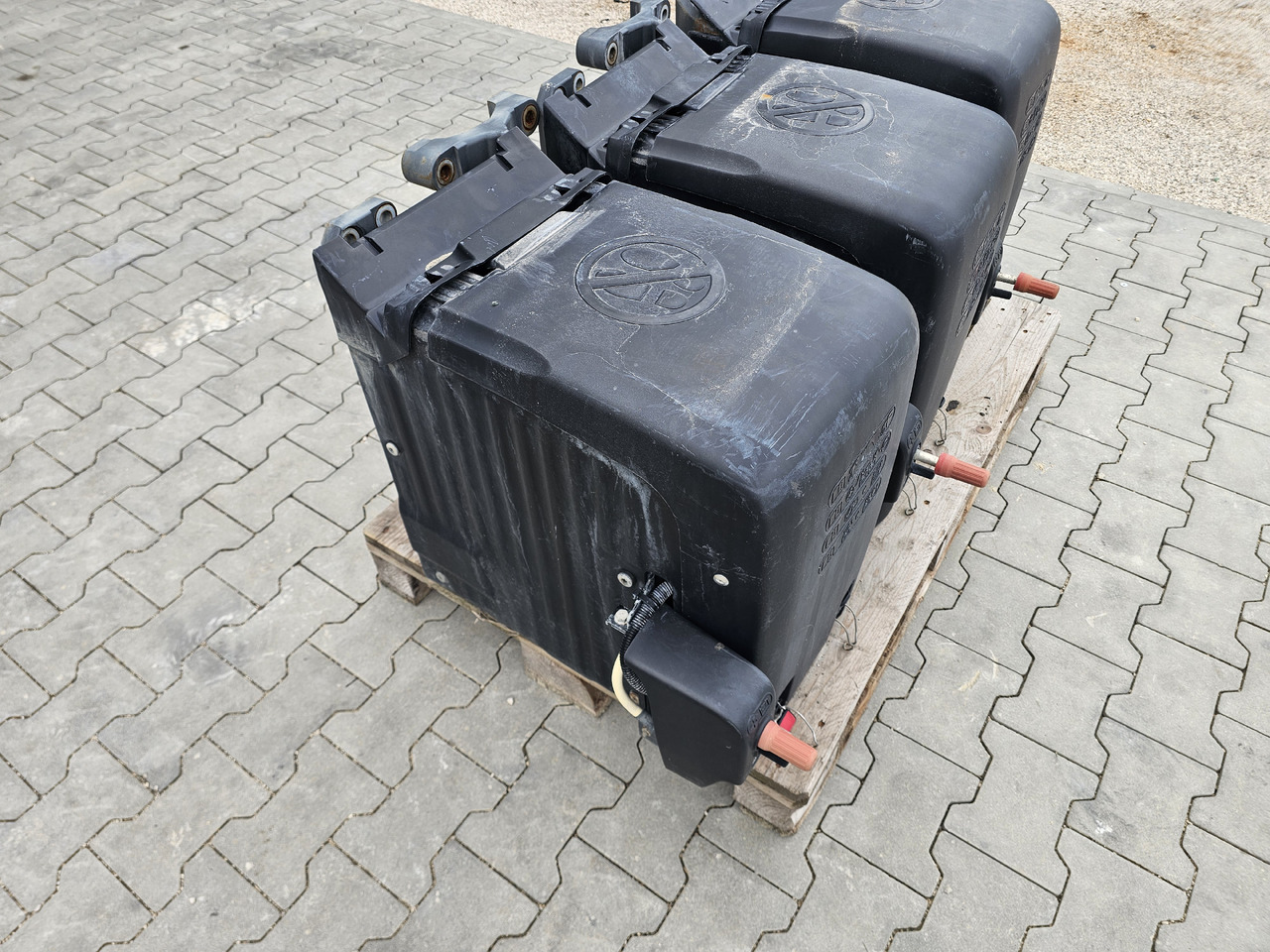 DAF XF106 EURO 6 / VERTICAL BATTERY BOX - Battery: picture 2 DAF XF106 EURO 6 / VERTICAL BATTERY BOX - Battery: picture 2
