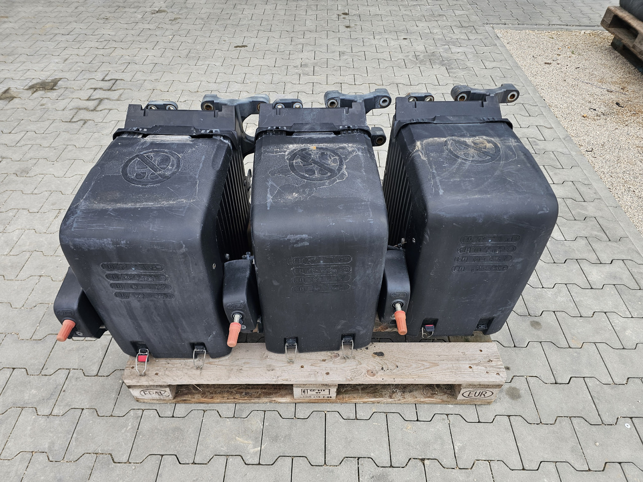 DAF XF106 EURO 6 / VERTICAL BATTERY BOX - Battery: picture 1 DAF XF106 EURO 6 / VERTICAL BATTERY BOX - Battery: picture 1