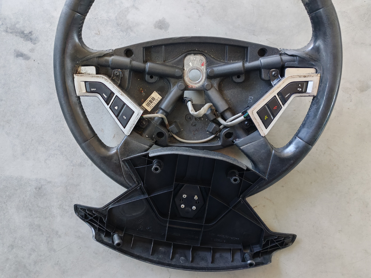 RENAULT RANGE T / STEERING WHEEL / 7484519945 - Steering wheel: picture 2 RENAULT RANGE T / STEERING WHEEL / 7484519945 - Steering wheel: picture 2