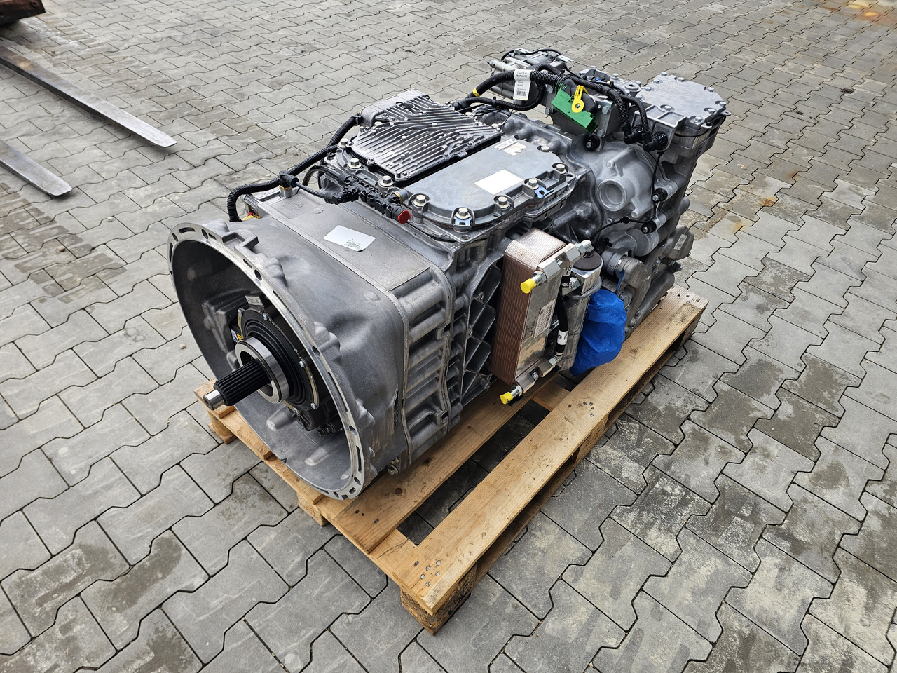 RENAULT VOLVO GEARBOX / AT2612 G TRAG-G / RETARDER / NEVER USED / WORLDWIDE DELIVERY - Gearbox: picture 4 RENAULT VOLVO GEARBOX / AT2612 G TRAG-G / RETARDER / NEVER USED / WORLDWIDE DELIVERY - Gearbox: picture 4