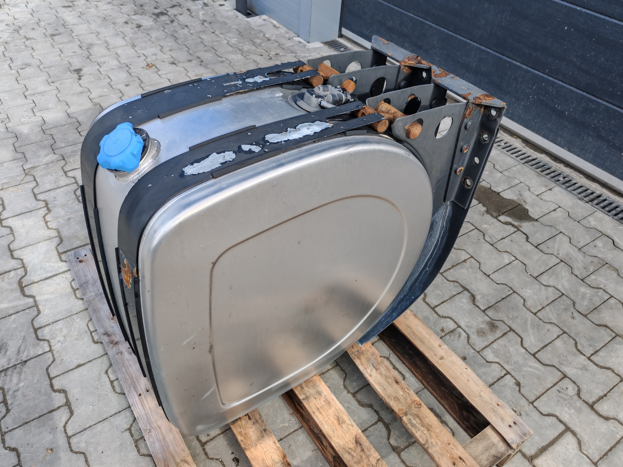 VOLVO RENAULT / COMPLETE ADBLUE TANK / 21065425 - AdBlue tank: picture 4 VOLVO RENAULT / COMPLETE ADBLUE TANK / 21065425 - AdBlue tank: picture 4