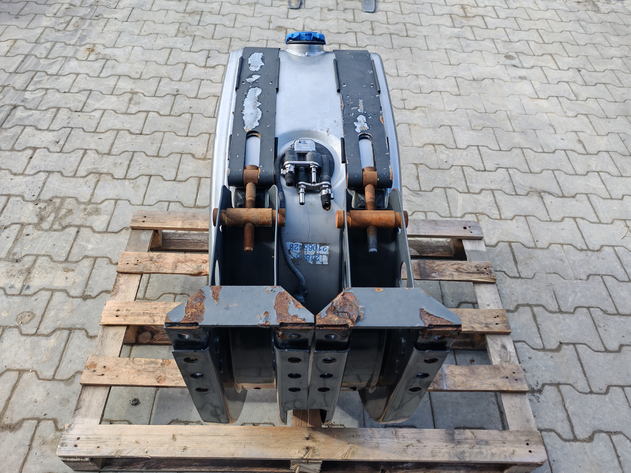 VOLVO RENAULT / COMPLETE ADBLUE TANK / 21065425 - AdBlue tank: picture 5 VOLVO RENAULT / COMPLETE ADBLUE TANK / 21065425 - AdBlue tank: picture 5