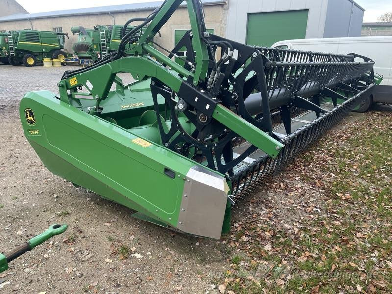John Deere T670 i - Combine harvester: picture 2 John Deere T670 i - Combine harvester: picture 2