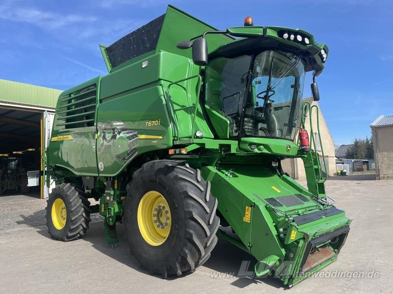 John Deere T670 i - Combine harvester: picture 1 John Deere T670 i - Combine harvester: picture 1