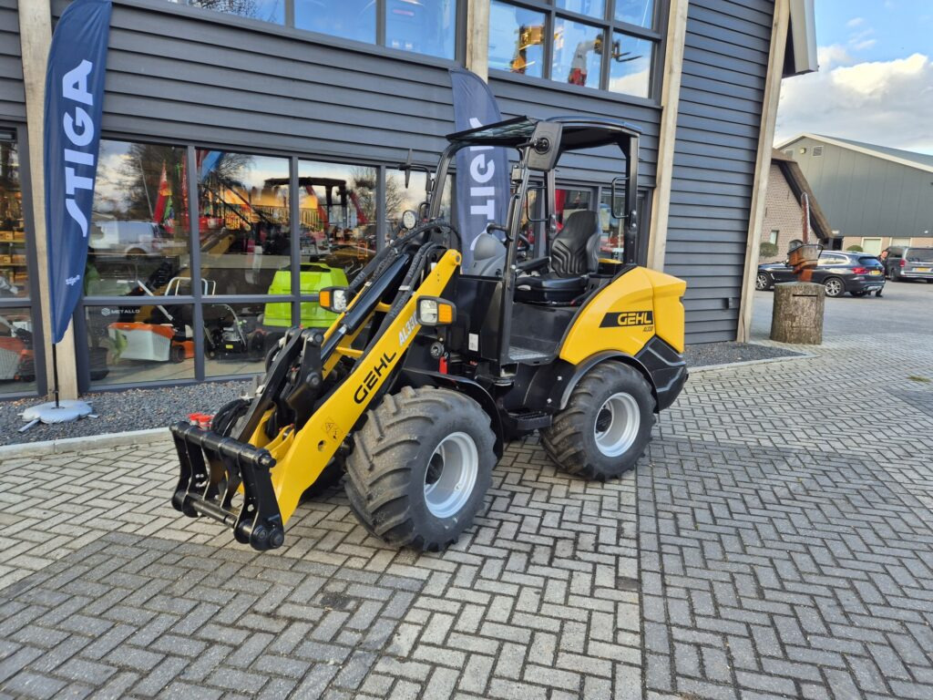 GEHL AL330 loader - Compact loader: picture 2 GEHL AL330 loader - Compact loader: picture 2