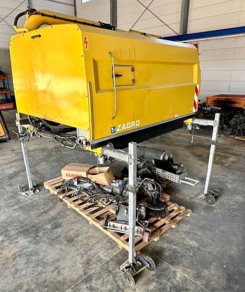 Road sweeper Unimog Aufbaukehrmaschine Trilety SK-370: picture 8