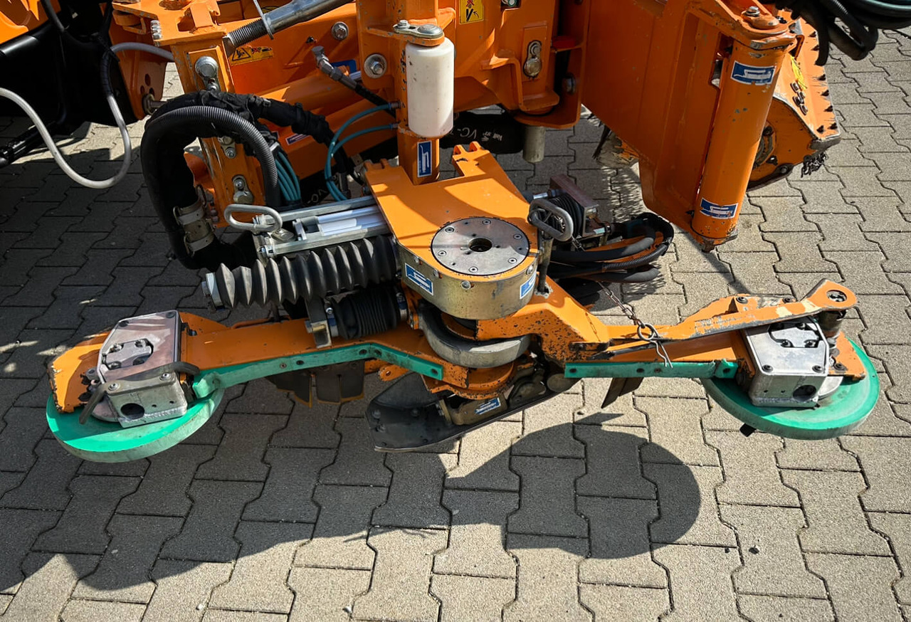 Unimog Leitpfostenausmähgerät / Randstreifenmähger - Boom mower: picture 4 Unimog Leitpfostenausmähgerät / Randstreifenmähger - Boom mower: picture 4