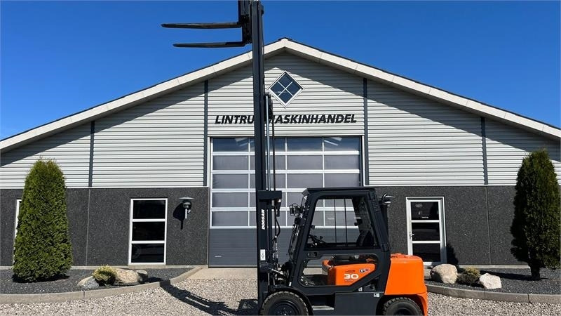 Diesel forklift Doosan D30 G med kabine og KUN 57 TIMER FRA NY, MED TIME: picture 22