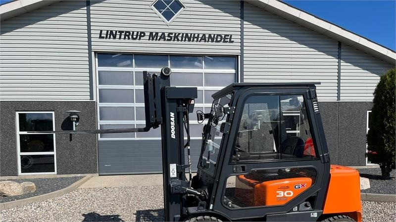 Diesel forklift Doosan D30 G med kabine og KUN 57 TIMER FRA NY, MED TIME: picture 24