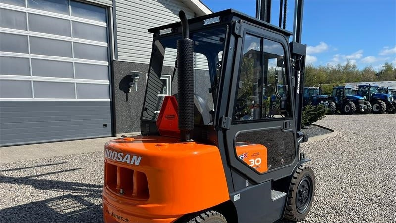 Diesel forklift Doosan D30 G med kabine og KUN 57 TIMER FRA NY, MED TIME: picture 13