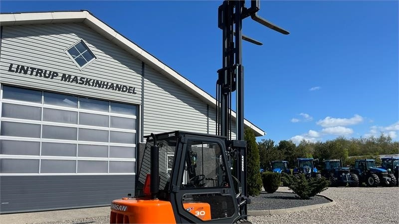 Diesel forklift Doosan D30 G med kabine og KUN 57 TIMER FRA NY, MED TIME: picture 12