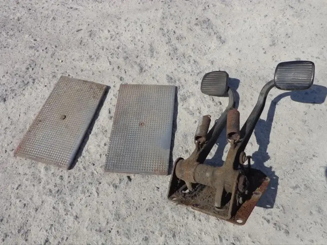 Scania Brake AND Clutch Pedal From Scania LB 0 AND LB1 Serie - Pedal for Truck: picture 1 Scania Brake AND Clutch Pedal From Scania LB 0 AND LB1 Serie - Pedal for Truck: picture 1