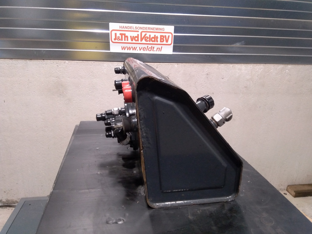 Bomag BW213DH-4 1BVC - - Hydraulic tank for Construction machinery: picture 4 Bomag BW213DH-4 1BVC - - Hydraulic tank for Construction machinery: picture 4