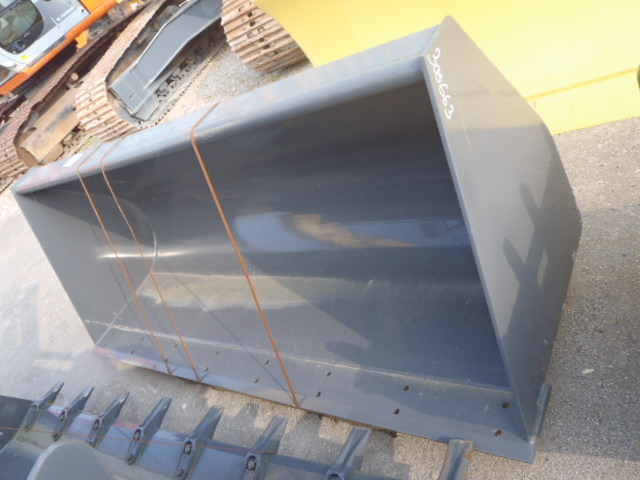 CNH Unknown - - Loader bucket: picture 1 CNH Unknown - - Loader bucket: picture 1