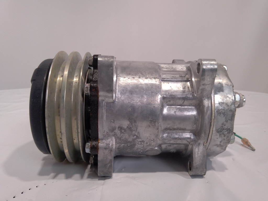 Hitachi 4388086 - A/C compressor for Construction machinery: picture 1 Hitachi 4388086 - A/C compressor for Construction machinery: picture 1