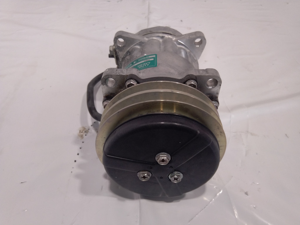 Hitachi 4388086 - A/C compressor for Construction machinery: picture 4 Hitachi 4388086 - A/C compressor for Construction machinery: picture 4