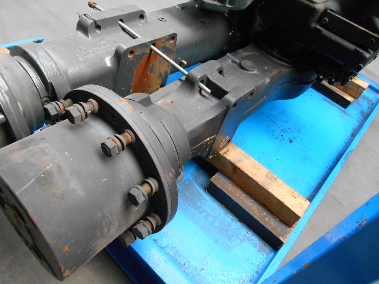 Hitachi 4457334 - 4472020106 - Rear axle for Construction machinery: picture 2 Hitachi 4457334 - 4472020106 - Rear axle for Construction machinery: picture 2