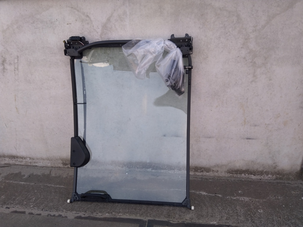 Hitachi YA00000236 - YA00042777 - Window and parts for Construction machinery: picture 2 Hitachi YA00000236 - YA00042777 - Window and parts for Construction machinery: picture 2