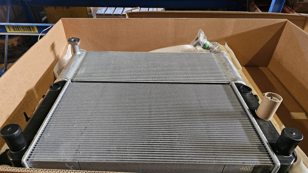 Hitachi YA00009861 - YA00043285 - Radiator for Construction machinery: picture 2 Hitachi YA00009861 - YA00043285 - Radiator for Construction machinery: picture 2