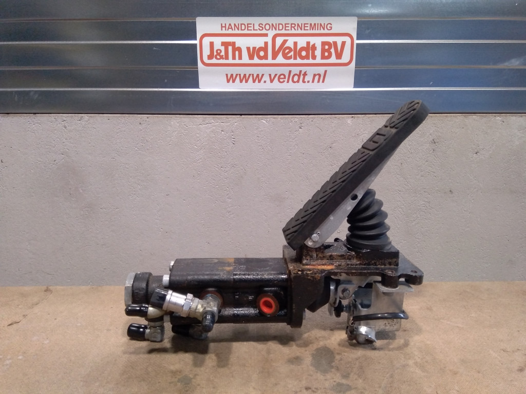 Hitachi ZX140W-3 - - Pedal for Construction machinery: picture 3 Hitachi ZX140W-3 - - Pedal for Construction machinery: picture 3