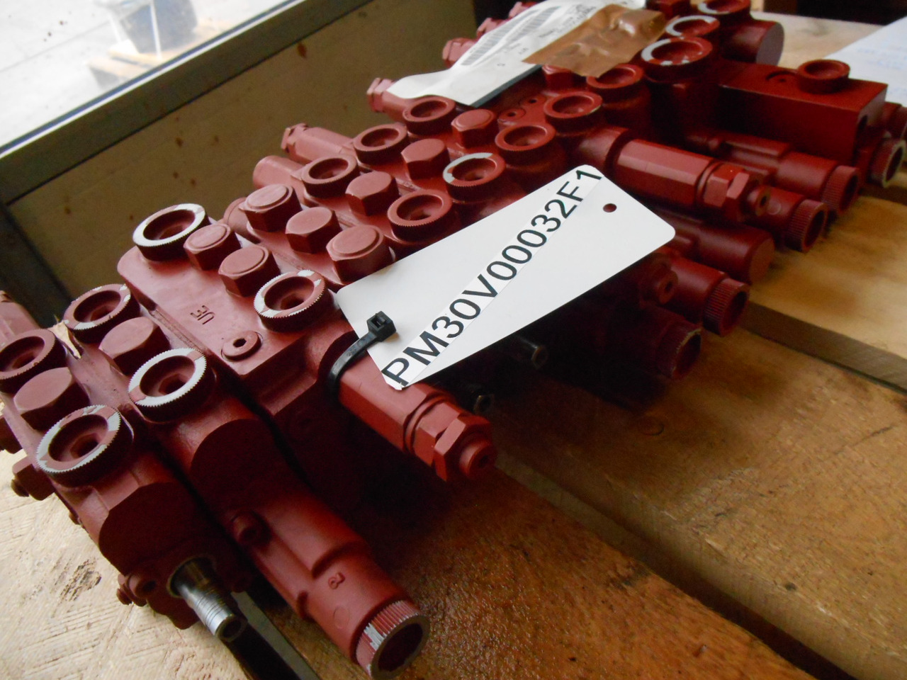 Kobelco PM30V00032F1 - Hydraulic valve for Construction machinery: picture 3 Kobelco PM30V00032F1 - Hydraulic valve for Construction machinery: picture 3