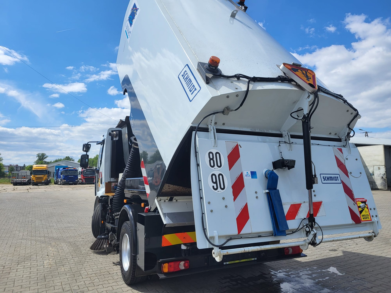 Renault Midlum Schmidt SK600 - Road sweeper: picture 4 Renault Midlum Schmidt SK600 - Road sweeper: picture 4