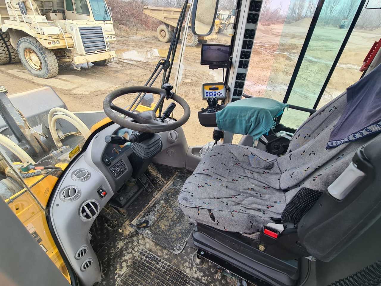 VOLVO L220G - Wheel loader: picture 4 VOLVO L220G - Wheel loader: picture 4