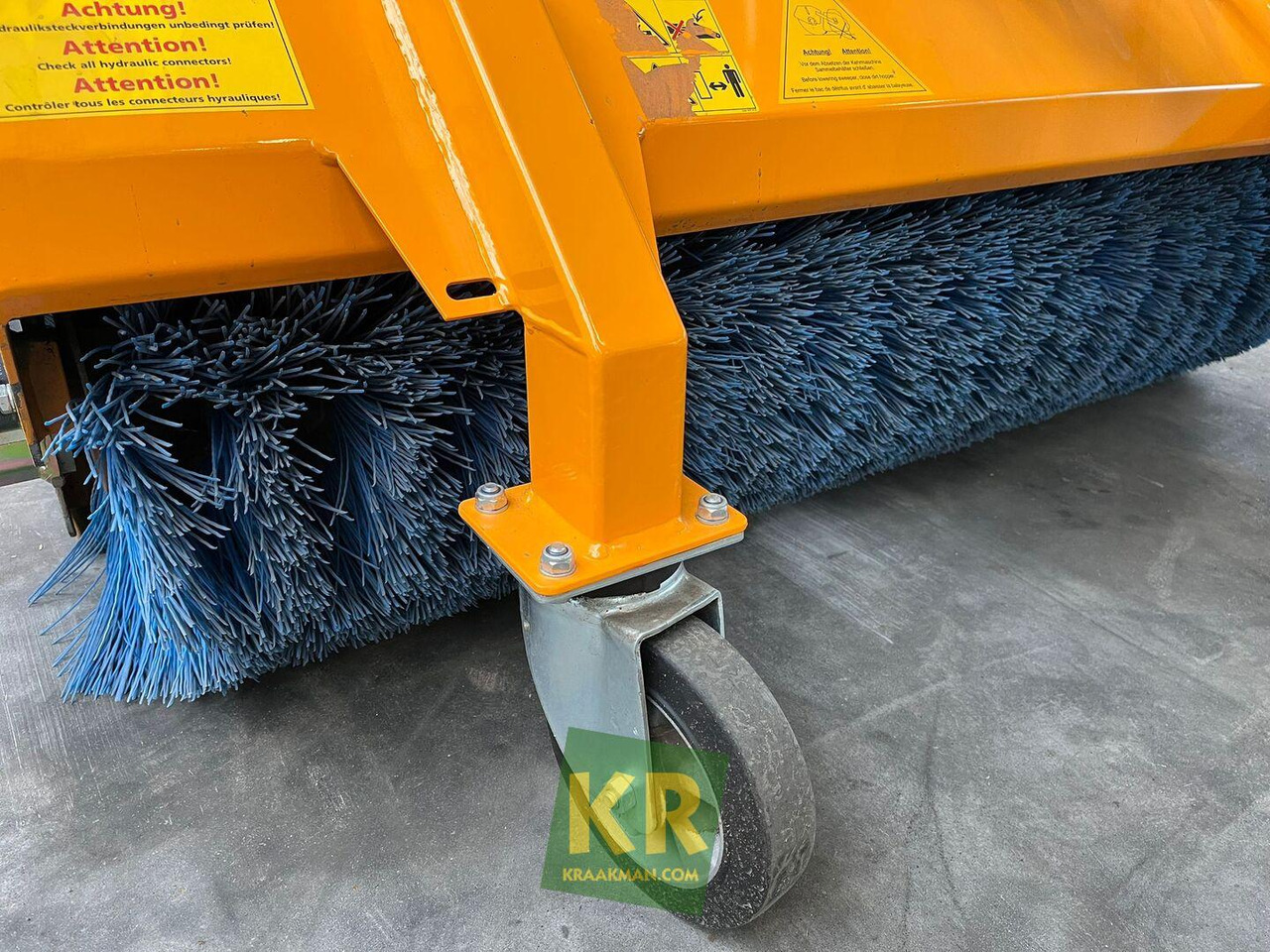 Giant Veegmachine - Broom: picture 5 Giant Veegmachine - Broom: picture 5