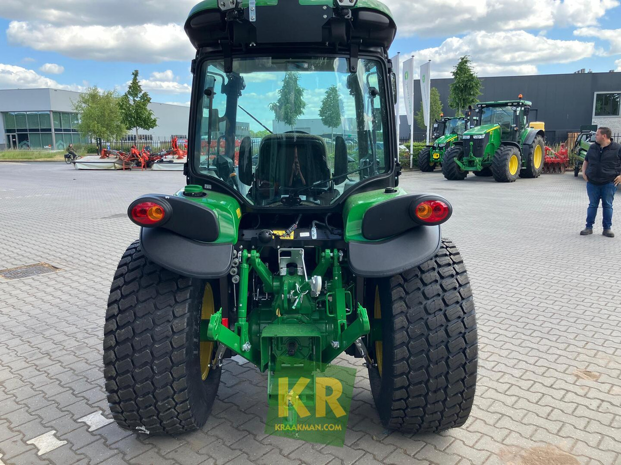 John Deere 4066R - Compact tractor: picture 3 John Deere 4066R - Compact tractor: picture 3