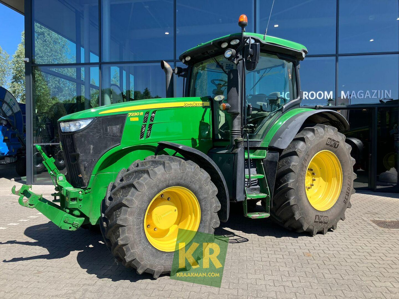 John Deere 7230R - Farm tractor: picture 1 John Deere 7230R - Farm tractor: picture 1
