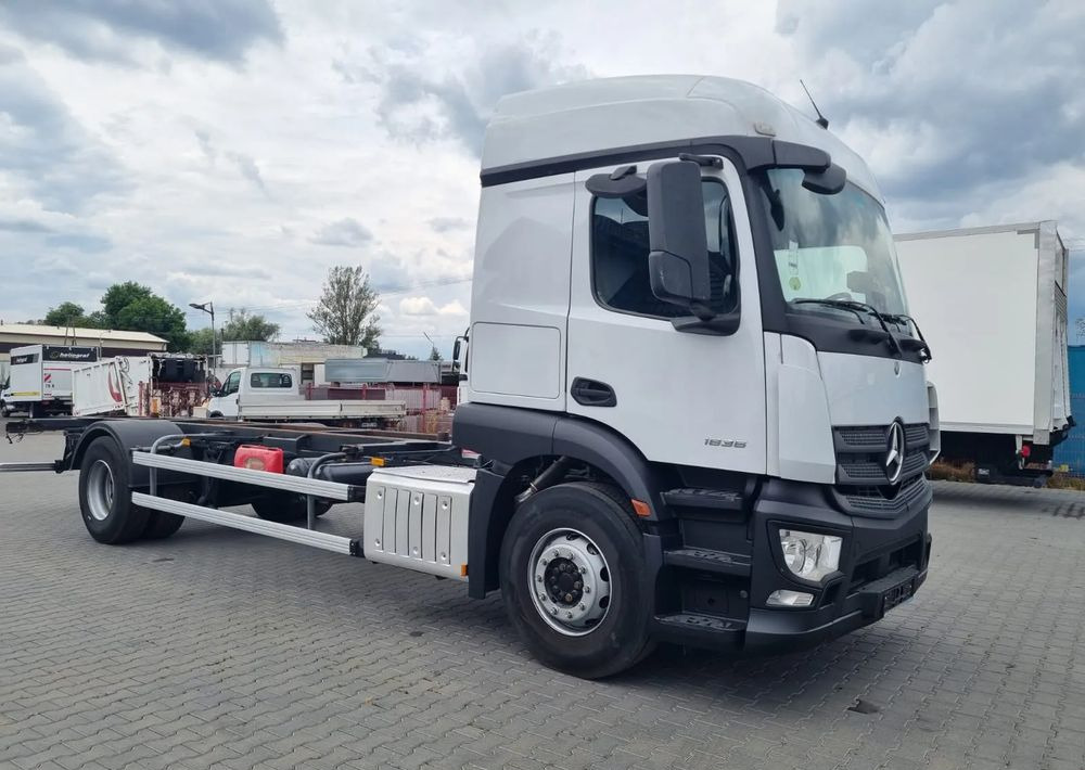 Mercedes-Benz Actros 1836 - Curtainsider truck: picture 2 Mercedes-Benz Actros 1836 - Curtainsider truck: picture 2