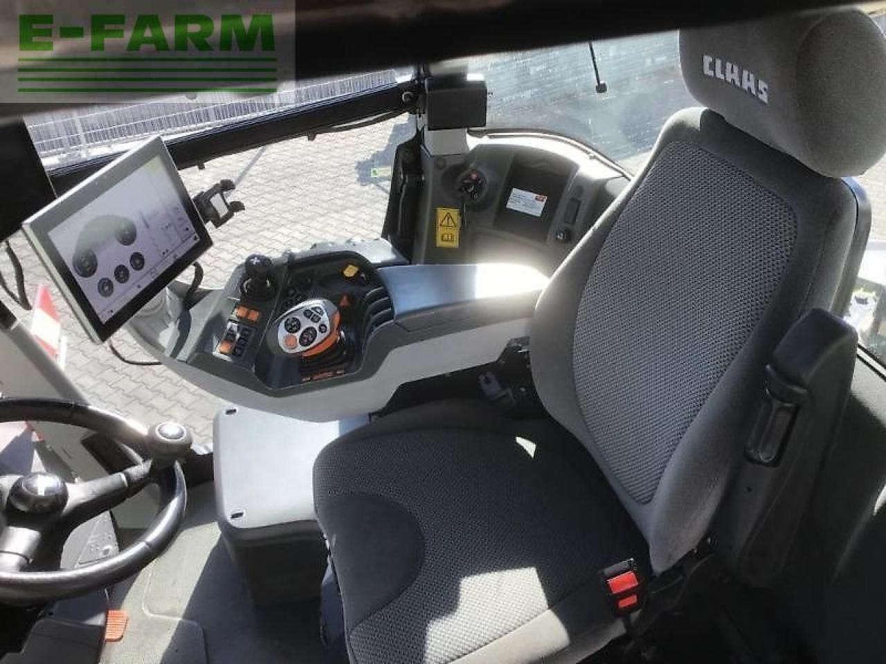 Farm tractor CLAAS xerion 5000 vc: picture 7