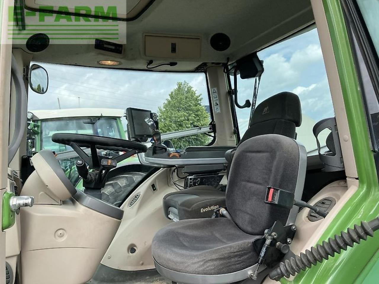 Farm tractor Fendt 828 vario s4: picture 6