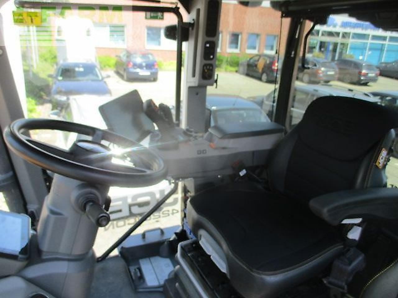 Farm tractor JCB 4220 icon: picture 6