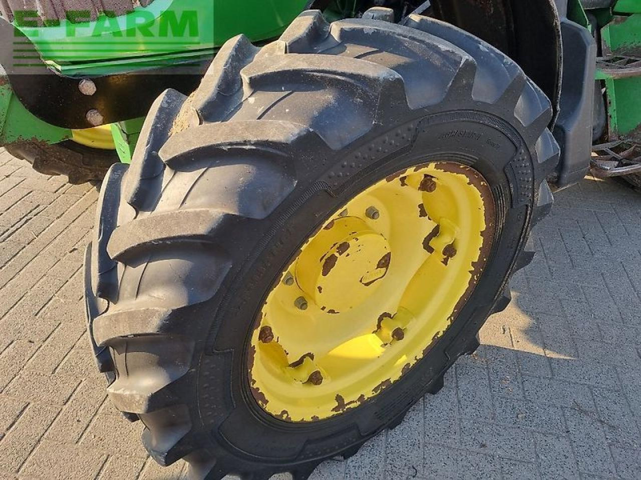 Farm tractor John Deere 5080m: picture 17