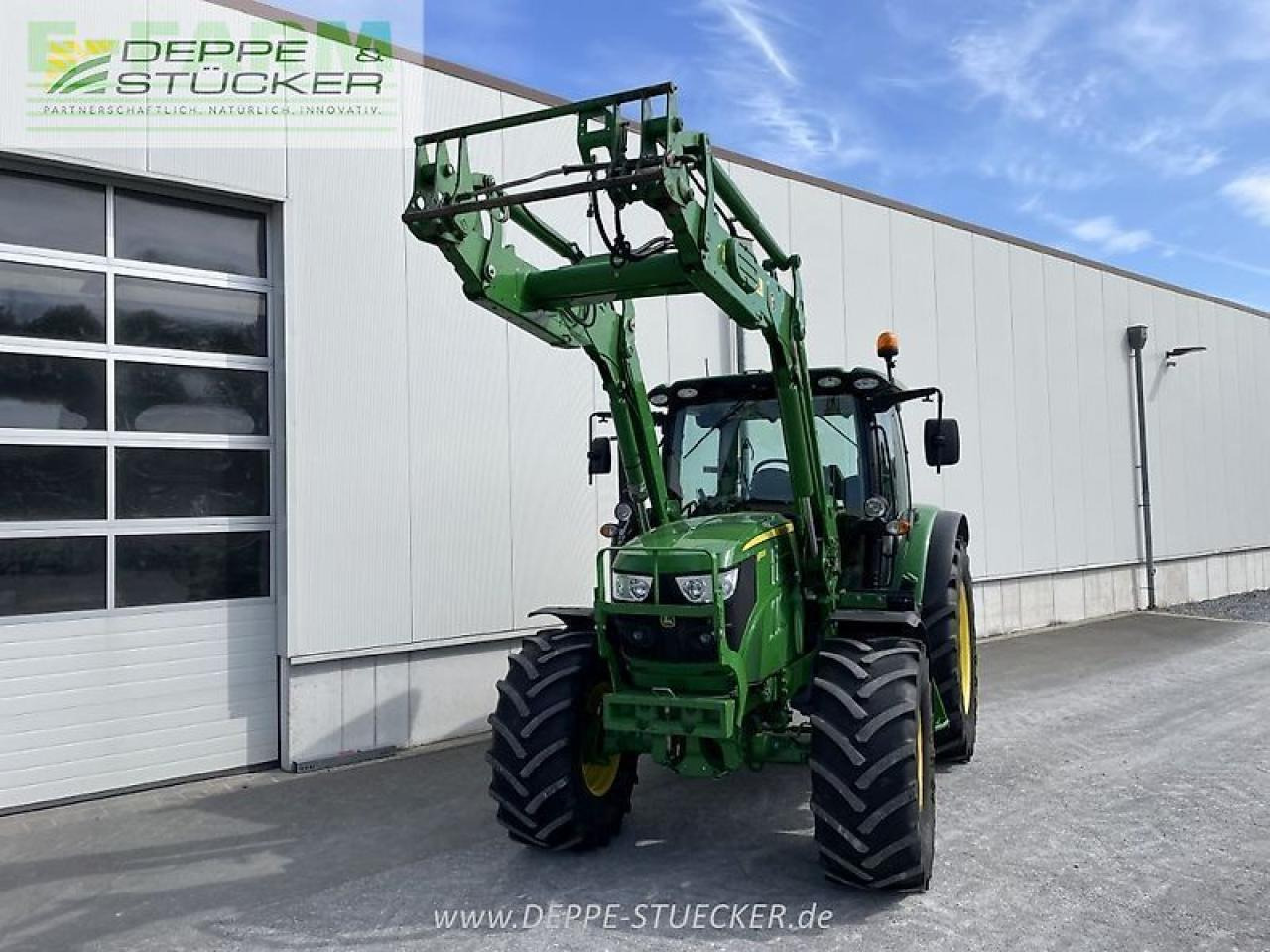 Farm tractor John Deere 6110r: picture 16