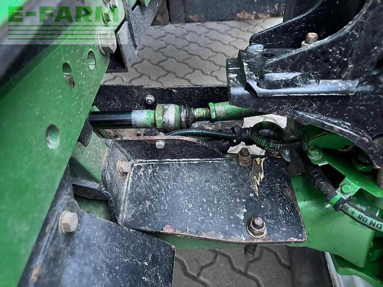 Farm tractor John Deere 6120r: picture 12